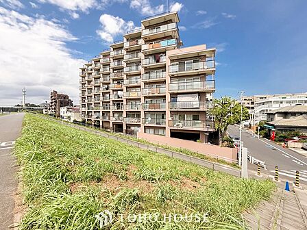 現地外観写真『快適』は「家」と「街」と「環境」が調和した時に訪れるだと改めて感じさせてくれます。