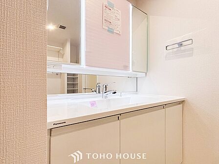 洗面台・洗面所パウダールームはナチュラルな雰囲気で清潔な印象。