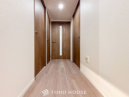 上質感漂う廊下。居住者の帰り、訪れる方を優しく迎え安らぎに満ちた生活空間を予感させます。