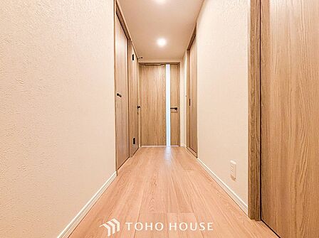 上質感漂う廊下。居住者の帰り、訪れる方を優しく迎える・安らぎに満ちた生活空間を予感させる。