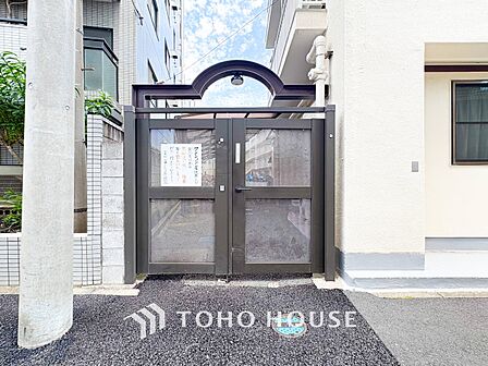 プライベート感が高まるシックな装いのエントランス。
