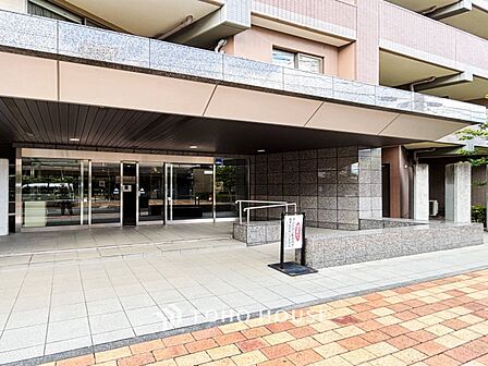 住む人や訪れる人やさしくエスコートする玄関アプローチ。