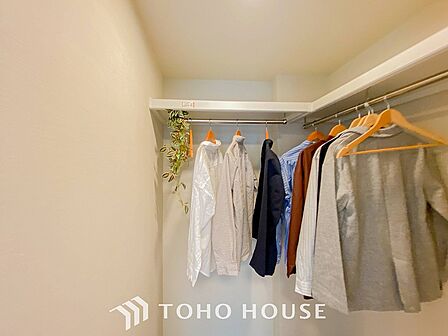 衣類だけでなく大きな荷物も収納でき、お部屋がすっきりします。