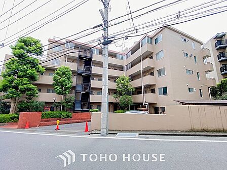 前面道路含む現地写真『快適』は「家」と「街」と「環境」が調和した時に訪れるだと改めて感じさせてくれます。