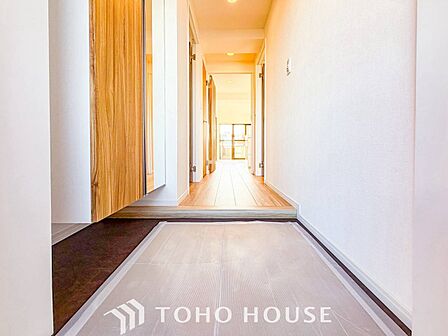 居住者の帰り、訪れる方を優しく迎えてくれる開放感のある玄関。
