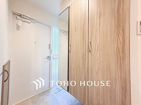 居住者の帰り、訪れる方を優しく迎えてくれる開放感のある玄関。