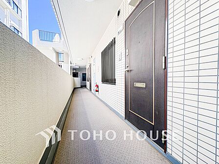 開放的で明るい共用廊下。清潔感があり、行き届いた管理体制がうかがえます。
