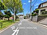 外観：前面道路含む現地写真『快適』は「家」と「街」と「環境」が調和した時に訪れるだと改めて感じさせてくれます。