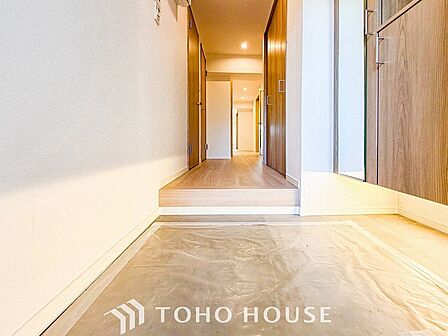 居住者の帰り、訪れる方を優しく迎えてくれる開放感のある玄関。