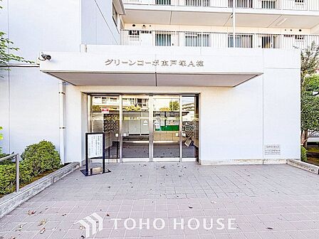 住まう誇らしさと安心感を演出する落ち着いた雰囲気のエントランス。