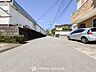 外観：前面道路含む現地写真『快適』は「家」と「街」と「環境」が調和した時に訪れるだと改めて感じさせてくれます。