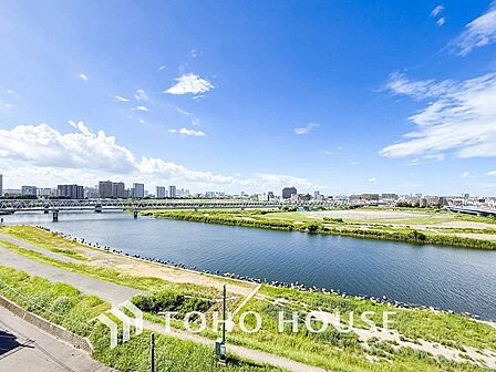 豊かな眺望にふさわしい空間には、通風・採光にも優れ、心地よい光と風があふれています。