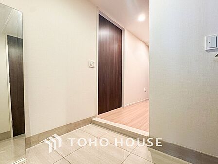 居住者の帰り、訪れる方を優しく迎えてくれる玄関です。