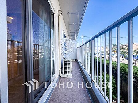 暮らしの中で光と風を演出してくれるバルコニー。