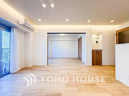 忙しい朝でも、しっかり家族が揃って食事をして頂けるゆとりある大きさのダイニングスペース。