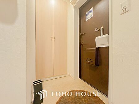 居住者の帰り、訪れる方を優しく迎えてくれる開放感のある玄関。