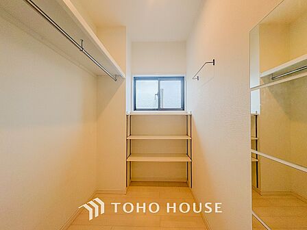 衣類だけでなく大きな荷物も収納でき、お部屋がすっきりします。