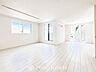 リビング/ダイニング：ご家族やお客様との時間など、多くの時を刻む空間。何気なく過ぎる時でさえも上質なひと時に。
