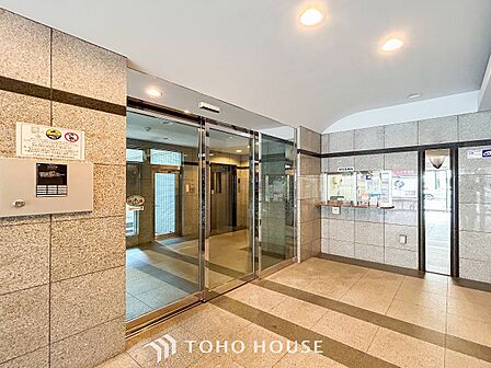 光あふれる開放感あるロビーは上質で洗練された空間。