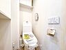 トイレ：トイレはシンプルにホワイトで統一した温水洗浄付です。