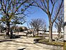 周辺：多数の運動施設、釣池、四季園、ふるさとの森など自然とのふれあいを深める施設を有する大型公園。