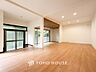 室内：爽やかな色合いのフローリングと清潔感の溢れるクロスが明るい空間を創り出しているリビングダイニング。