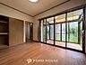 子供部屋：大きな窓からたっぷりと陽光が注がれる明るい空間。