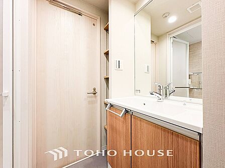 洗面台・洗面所パウダールームはナチュラルな雰囲気で清潔な印象。