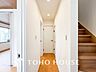 室内：上質感漂う廊下。居住者の帰り、訪れる方を優しく迎える・安らぎに満ちた生活空間を予感させる。