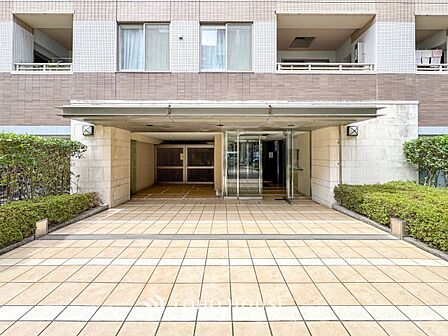 プライベート感が高まる、居住者を優しく迎え入れてくれるエントランス。