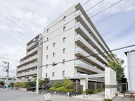 前面道路含む現地写真『快適』は「家」と「街」と「環境」が調和した時に訪れるだと改めて感じさせてくれます。