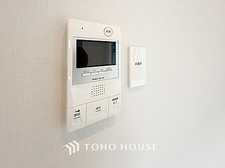 誰が来てもわかる様にモニター付きインターホンを設置。快適と安らぎを合わせた優しい設計。