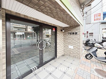プライベート感が高まるシックな装いのエントランス。