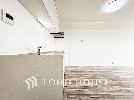 機能性とデザイン性を兼ね備えたシステムキッチン。リビングとの一体感も考慮され、美しい空間が実現します。