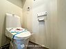 トイレ：トイレはシンプルにホワイトで統一した温水洗浄付です。