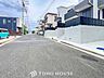 外観：前面道路含む現地写真『快適』は「家」と「街」と「環境」が調和した時に訪れるだと改めて感じさせてくれます。