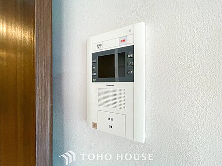 誰が来てもわかる様にモニター付きインターホンを設置。快適と安らぎを合わせた優しい設計。