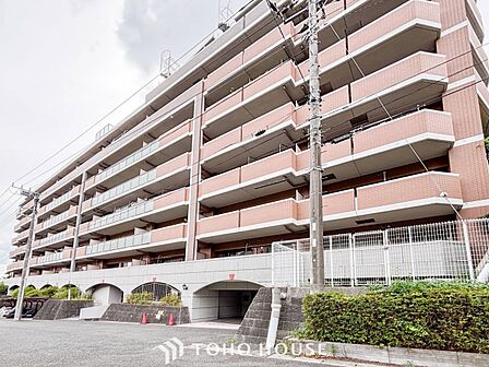 前面道路含む現地写真『快適』は「家」と「街」と「環境」が調和した時に訪れるだと改めて感じさせてくれます。
