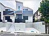外観：爽やかな青空の下に贅沢なほどに降り注ぐ陽光、豊かな居住性と、クオリティが見事に調和した住空間。
