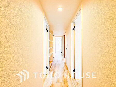 上質感漂う廊下。居住者の帰り、訪れる方を優しく迎える・安らぎに満ちた生活空間を予感させる。