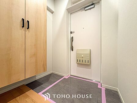 居住者の帰り、訪れる方を優しく迎えてくれる開放感のある玄関。
