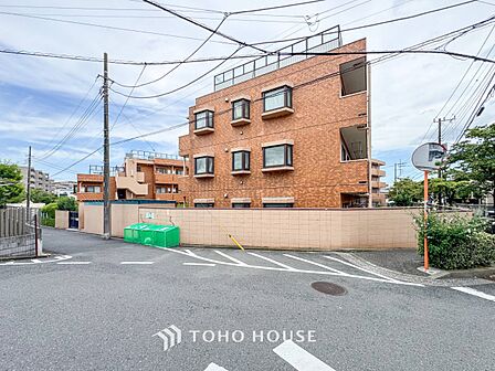 前面道路含む現地写真『快適』は「家」と「街」と「環境」が調和した時に訪れるだと改めて感じさせてくれます。