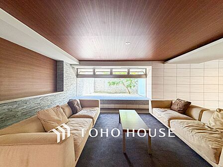 住まう誇らしさと安心感を演出する落ち着いた雰囲気のロビー。