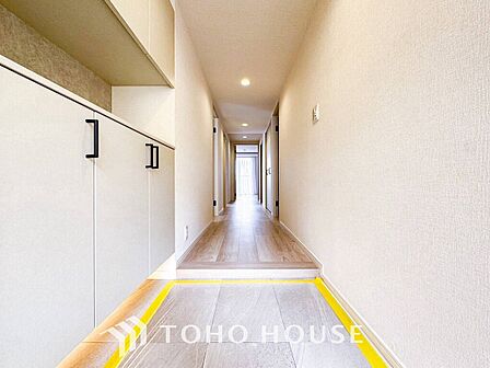 居住者の帰り、訪れる方を優しく迎えてくれる開放感のある玄関。