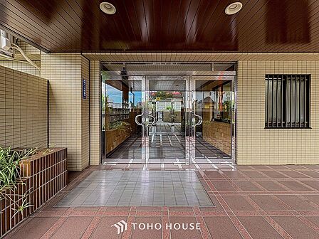 住まう誇らしさと安心感を演出する落ち着いた雰囲気のエントランス。