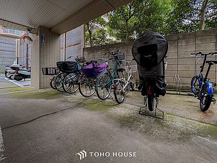 敷地内に駐輪スペースがございます。