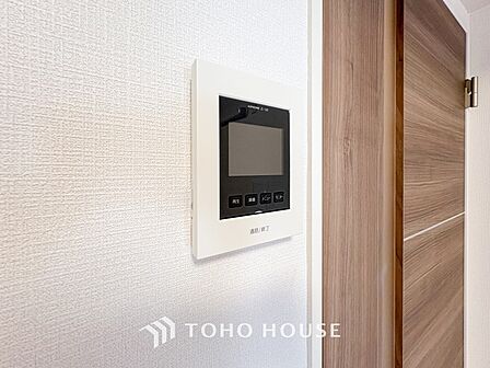 誰が来てもわかる様にモニター付きインターホンを設置。快適と安らぎを合わせた優しい設計。
