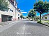 外観：前面道路含む現地写真『快適』は「家」と「街」と「環境」が調和した時に訪れるだと改めて感じさせてくれます。