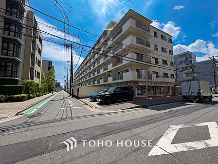 前面道路含む現地写真『快適』は「家」と「街」と「環境」が調和した時に訪れるだと改めて感じさせてくれます。