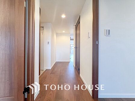 上質感漂う廊下。居住者の帰り、訪れる方を優しく迎え安らぎに満ちた生活空間を予感させます。